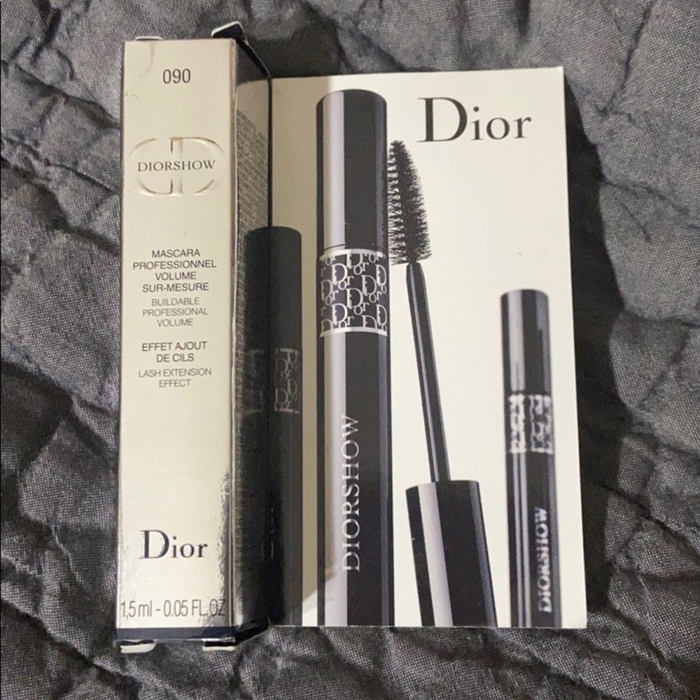 Black lash extension effect mascara